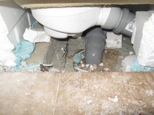 mangelhafte_Abdichtung_unter_Dusche_P090261